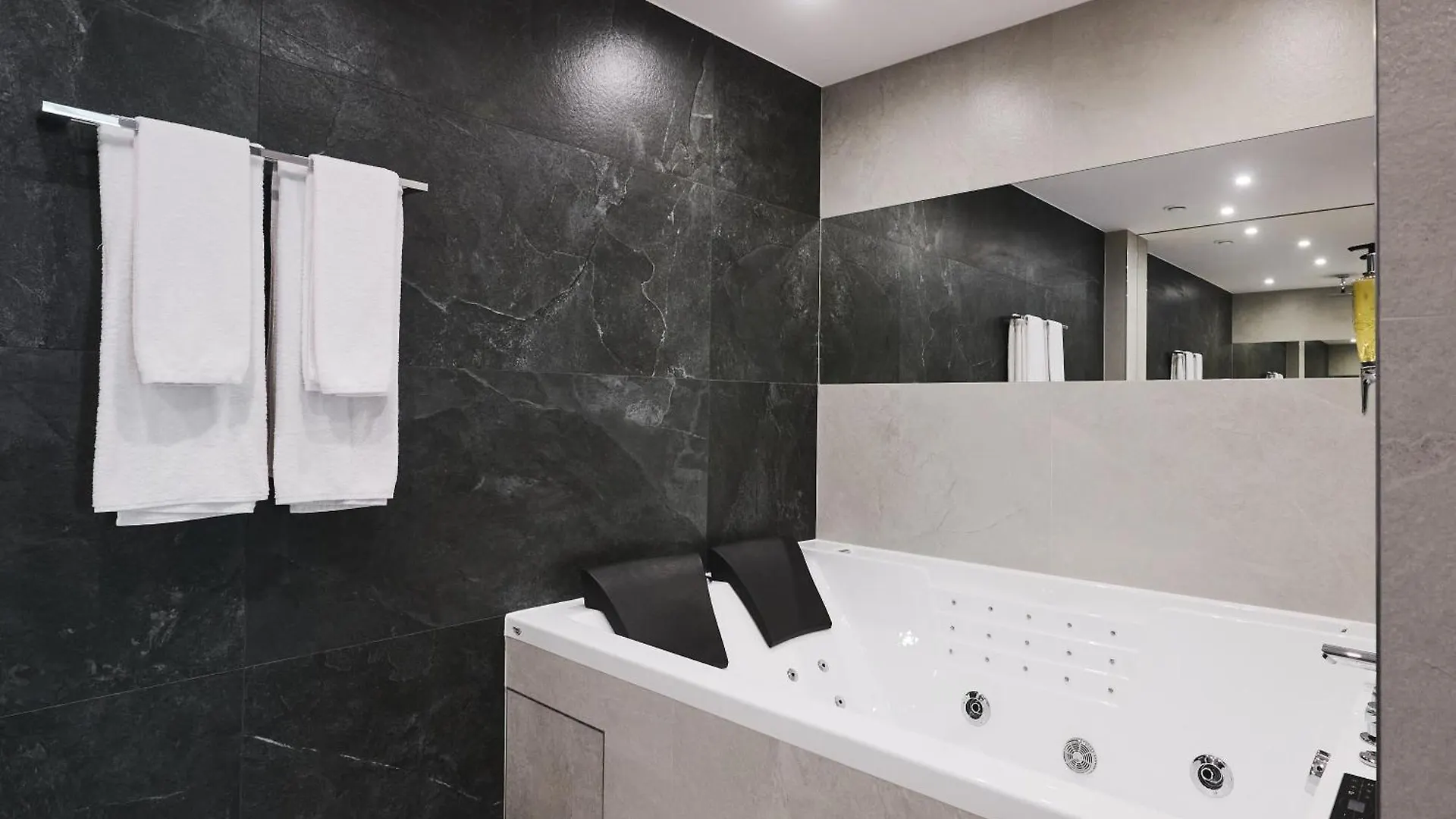Mamaison Residence Diana Warsaw